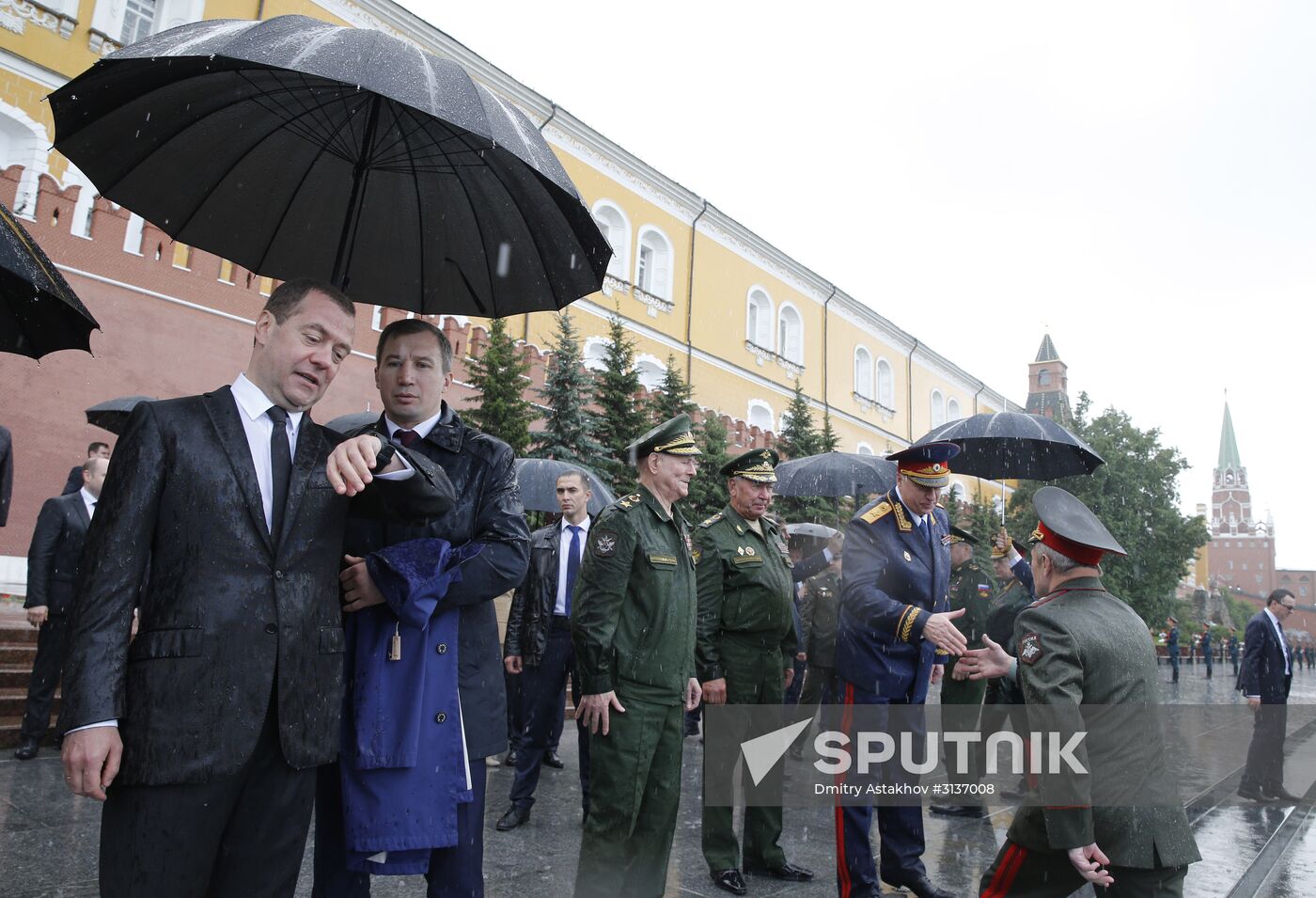 President Putin and Prime Minister Medvedev lay wreaths and flowers at Tomb of the Unknown Soldier in Alexander Garden