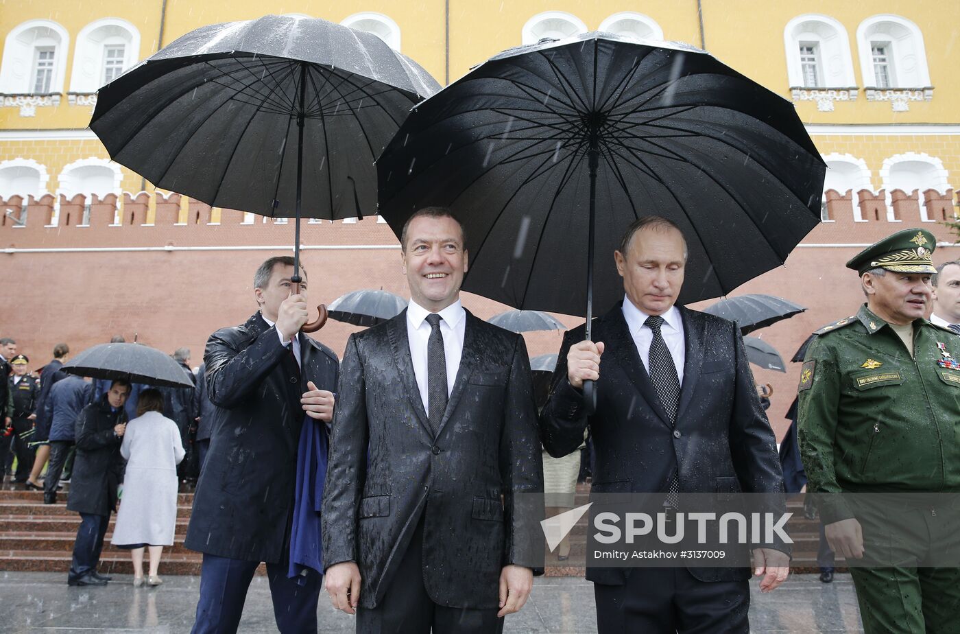 President Putin and Prime Minister Medvedev lay wreaths and flowers at Tomb of the Unknown Soldier in Alexander Garden