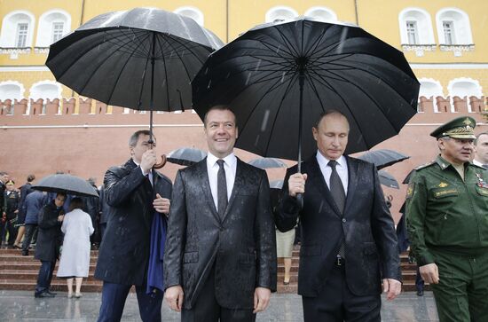President Putin and Prime Minister Medvedev lay wreaths and flowers at Tomb of the Unknown Soldier in Alexander Garden