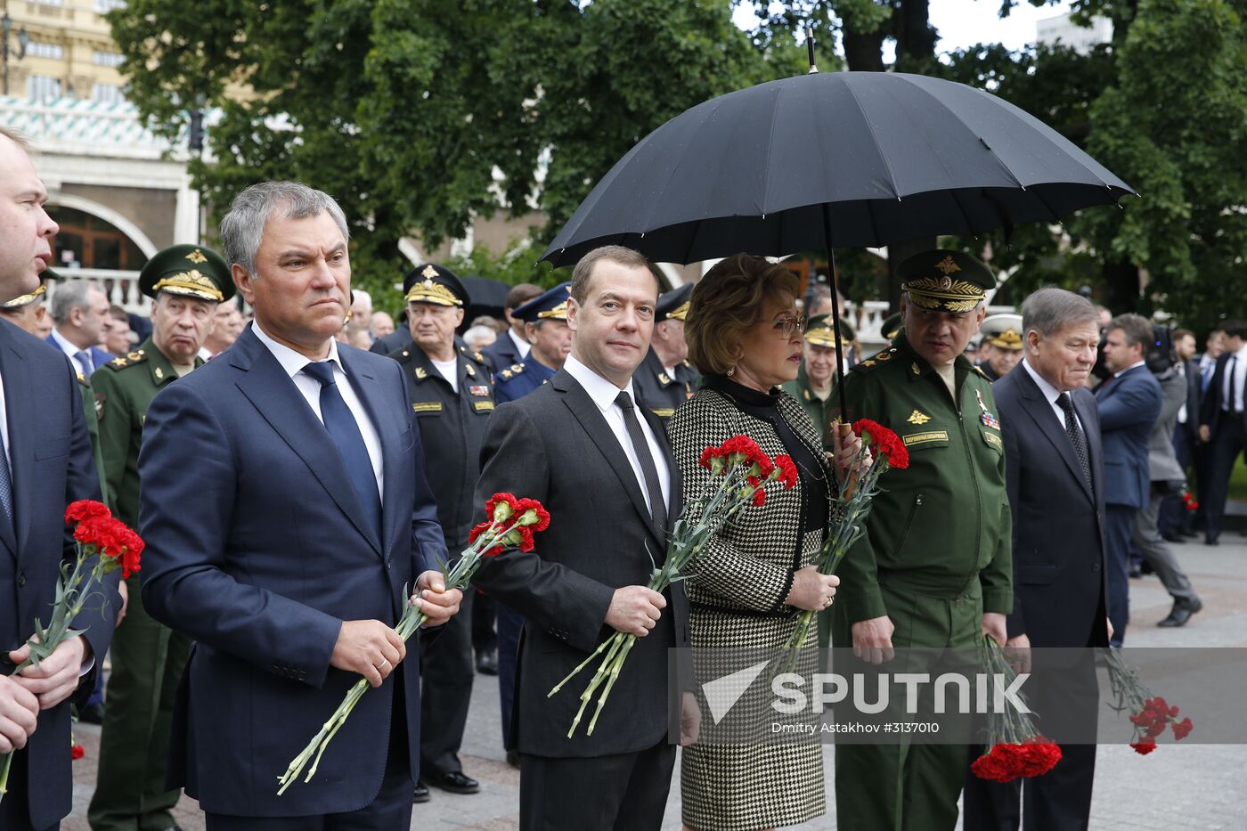 President Putin and Prime Minister Medvedev lay wreaths and flowers at Tomb of the Unknown Soldier in Alexander Garden