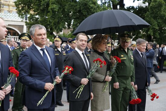President Putin and Prime Minister Medvedev lay wreaths and flowers at Tomb of the Unknown Soldier in Alexander Garden