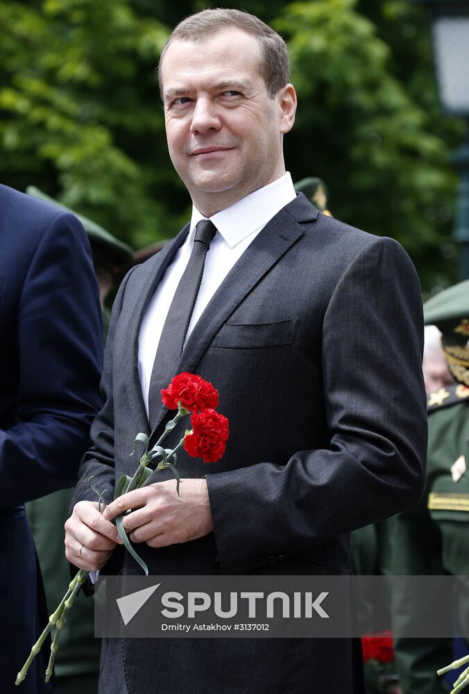 President Putin and Prime Minister Medvedev lay wreaths and flowers at Tomb of the Unknown Soldier in Alexander Garden