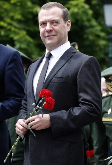 President Putin and Prime Minister Medvedev lay wreaths and flowers at Tomb of the Unknown Soldier in Alexander Garden
