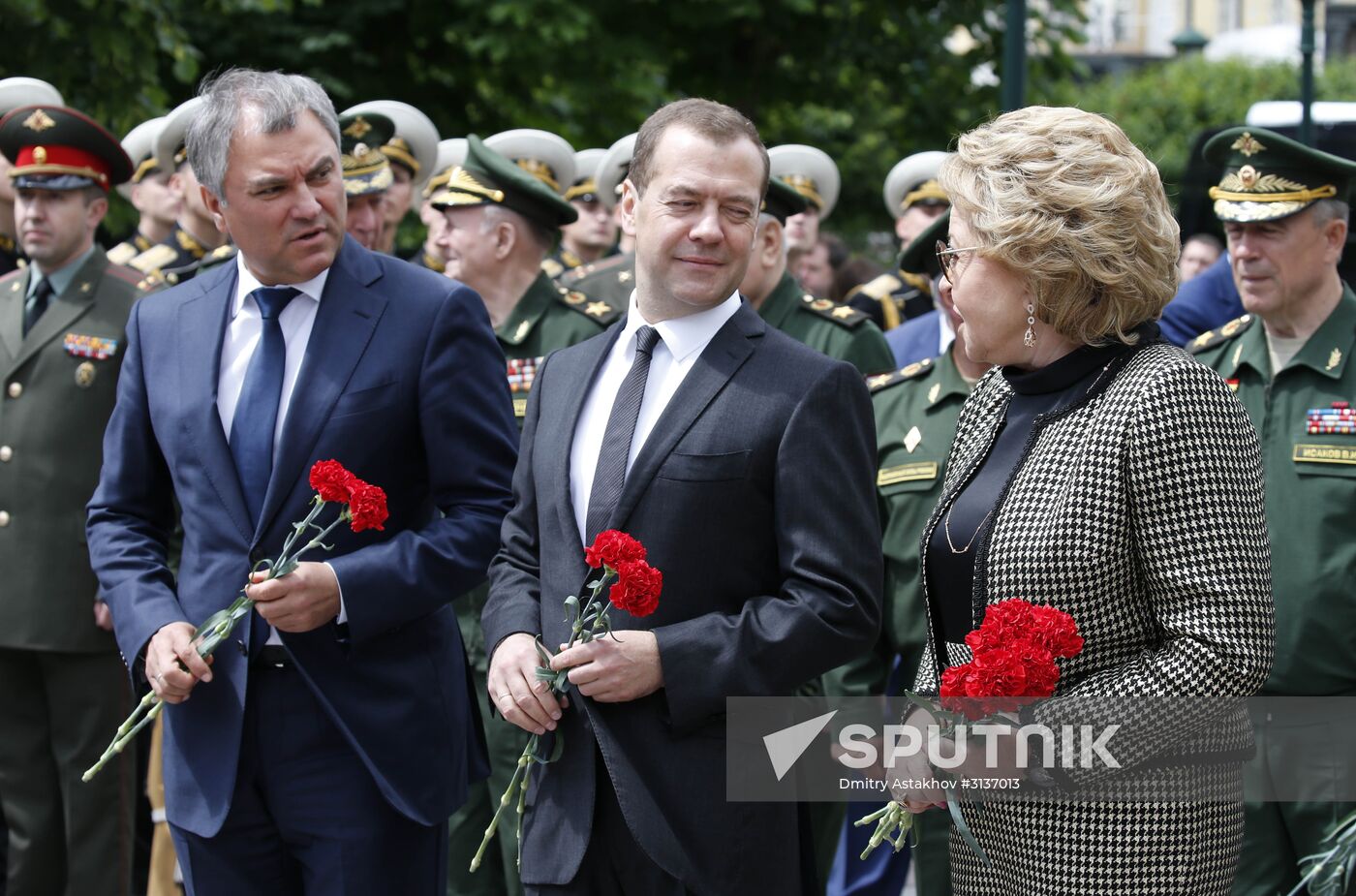 President Putin and Prime Minister Medvedev lay wreaths and flowers at Tomb of the Unknown Soldier in Alexander Garden