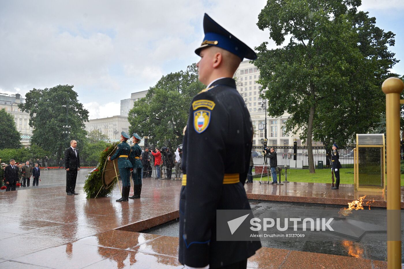 President Putin and Prime Minister Medvedev lay wreaths and flowers at Tomb of the Unknown Soldier in Alexander Garden