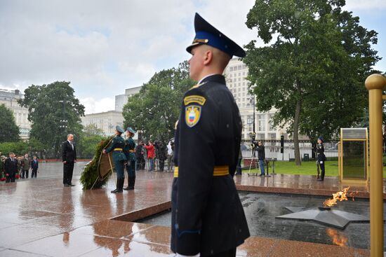 President Putin and Prime Minister Medvedev lay wreaths and flowers at Tomb of the Unknown Soldier in Alexander Garden