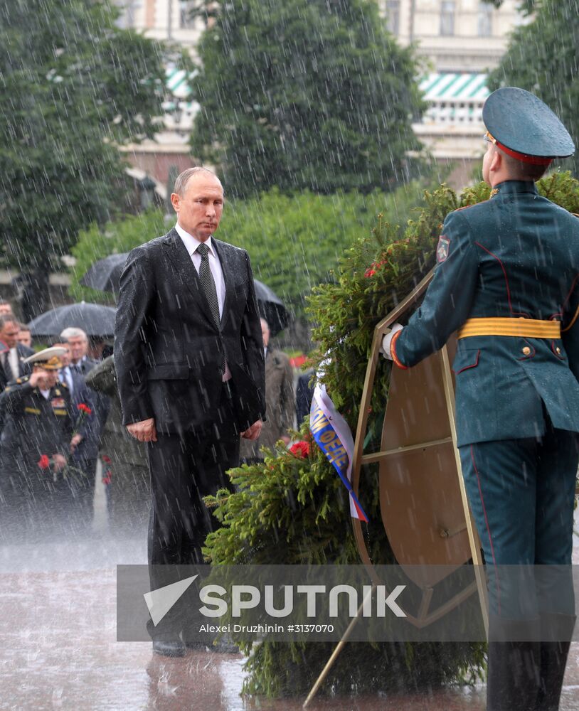 President Putin and Prime Minister Medvedev lay wreaths and flowers at Tomb of the Unknown Soldier in Alexander Garden