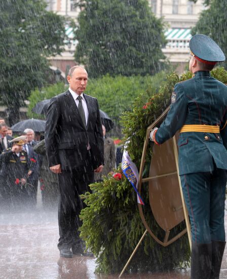 President Putin and Prime Minister Medvedev lay wreaths and flowers at Tomb of the Unknown Soldier in Alexander Garden