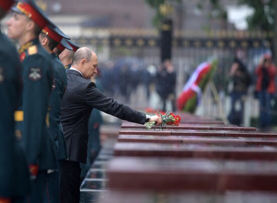President Putin and Prime Minister Medvedev lay wreaths and flowers at Tomb of the Unknown Soldier in Alexander Garden