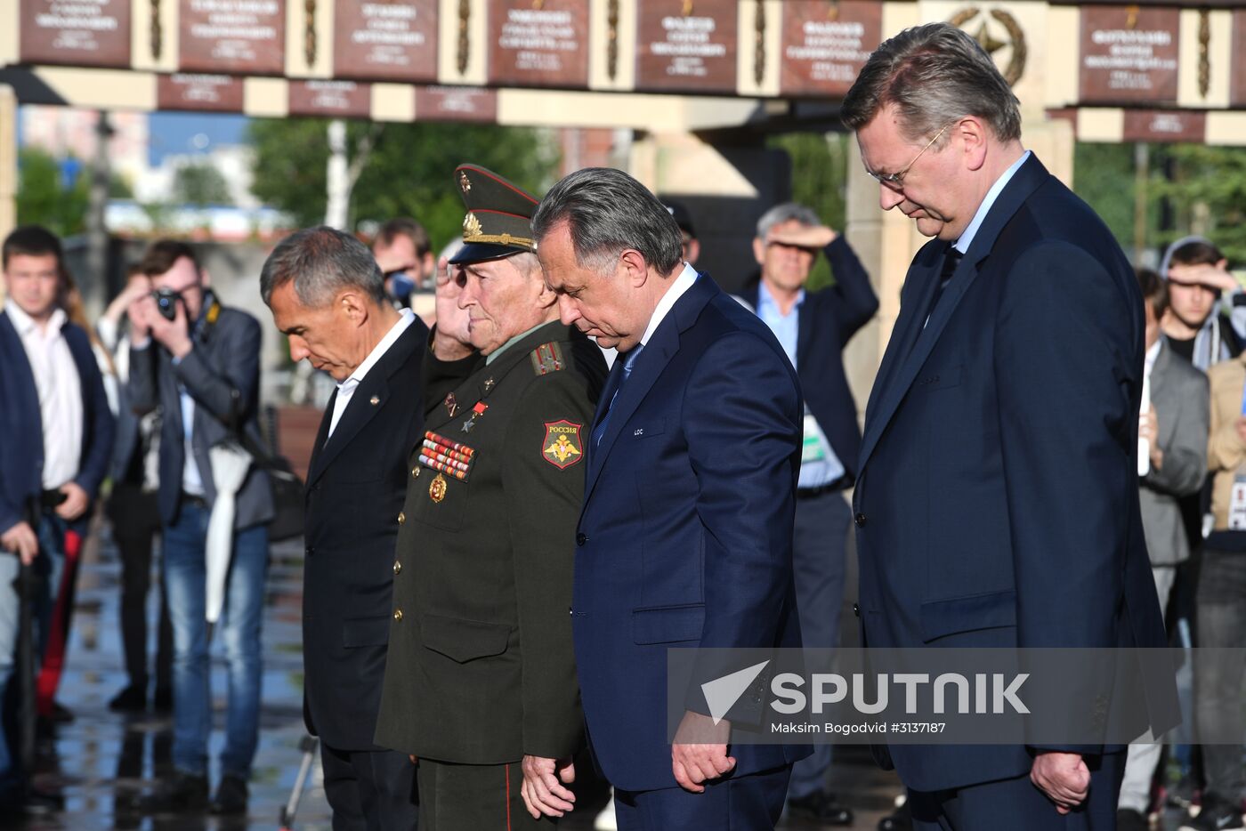 Football. 2017 FIFA Confederations Cup. Germany's national team lays flowers at Eternal Flame