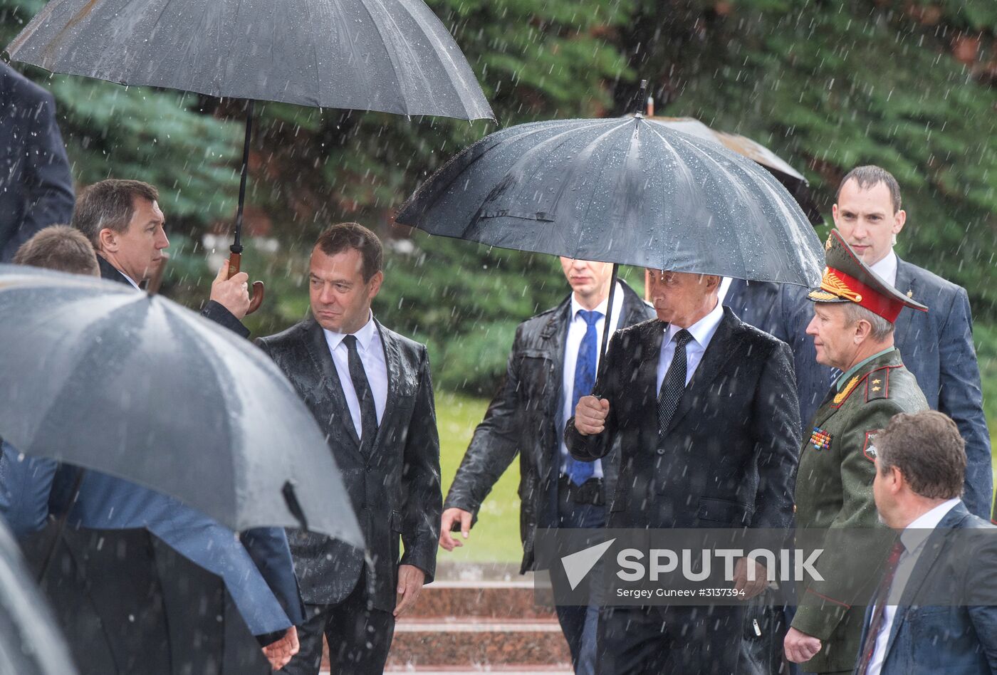 President Putin and Prime Minister Medvedev lay wreaths and flowers at Tomb of the Unknown Soldier in Alexander Garden