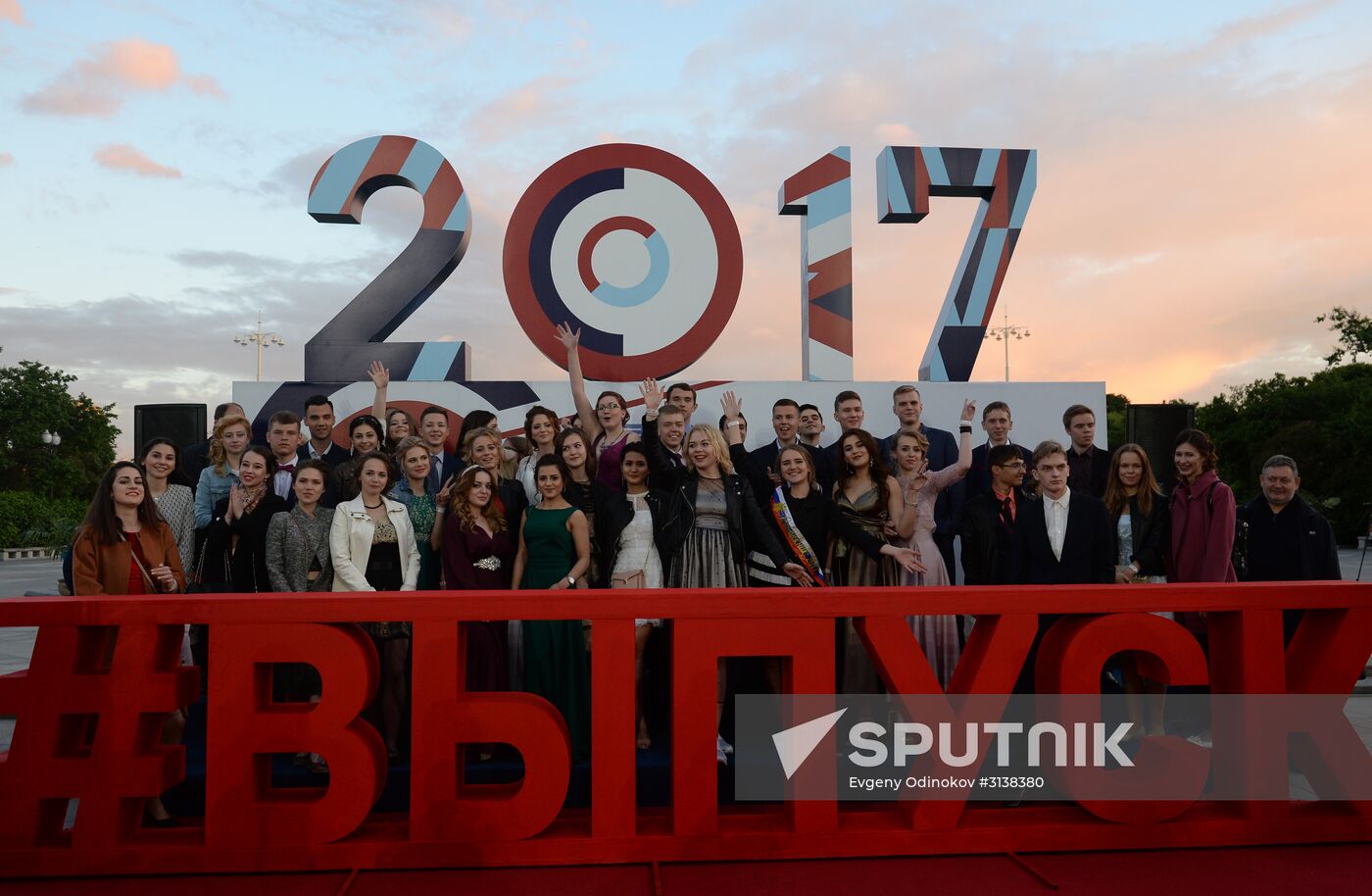 School graduates at the Gorky Central Park of Culture and Leisure. Location: Russia, Moscow. Author: Evgeny Odinokov/Sputnik. Moscow Prom in Gorky Park