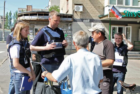 Principal Deputy Chief Monitor of the OSCE Special Monitoring Mission to Ukraine Alexander Hug visits Yasynuvata, Donetsk Region