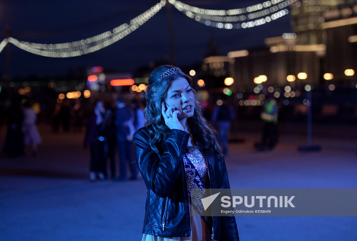 A school graduate at the Gorky Central Park of Culture and Leisure. Location: Russia, Moscow. Author: Evgeny Odinokov/Sputnik. Moscow Prom in Gorky Park