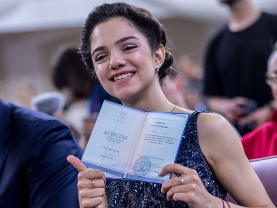 Figure skater Evgenia Medvedeva gets graduation certificate