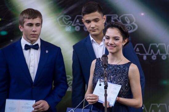 Figure skater Evgenia Medvedeva gets graduation certificate