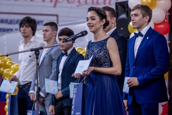 Figure skater Evgenia Medvedeva gets graduation certificate
