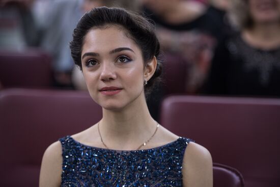 Figure skater Evgenia Medvedeva gets graduation certificate
