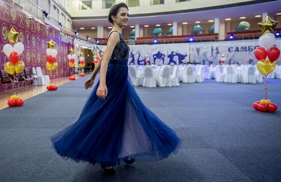 Figure skater Evgenia Medvedeva gets graduation certificate