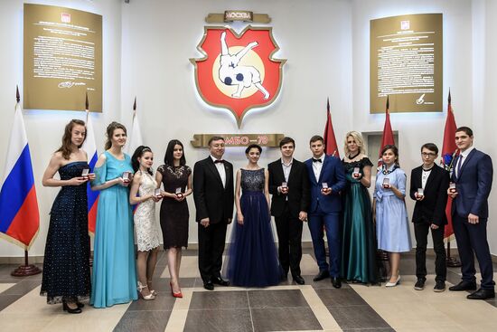 Figure skater Evgenia Medvedeva gets graduation certificate