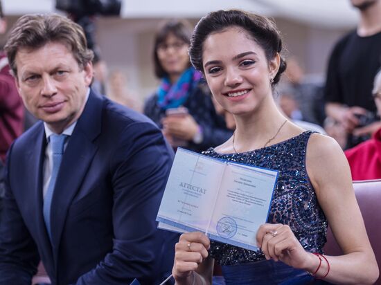 Figure skater Evgenia Medvedeva gets graduation certificate