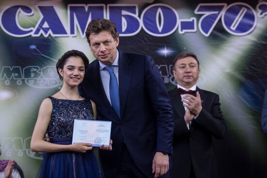Figure skater Evgenia Medvedeva gets graduation certificate