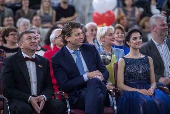 Figure skater Evgenia Medvedeva gets graduation certificate