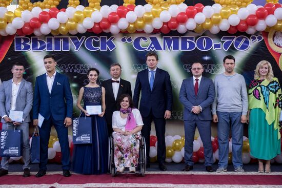 Figure skater Evgenia Medvedeva gets graduation certificate