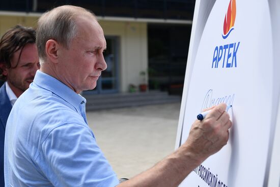 President Putin visits Artek international children's center