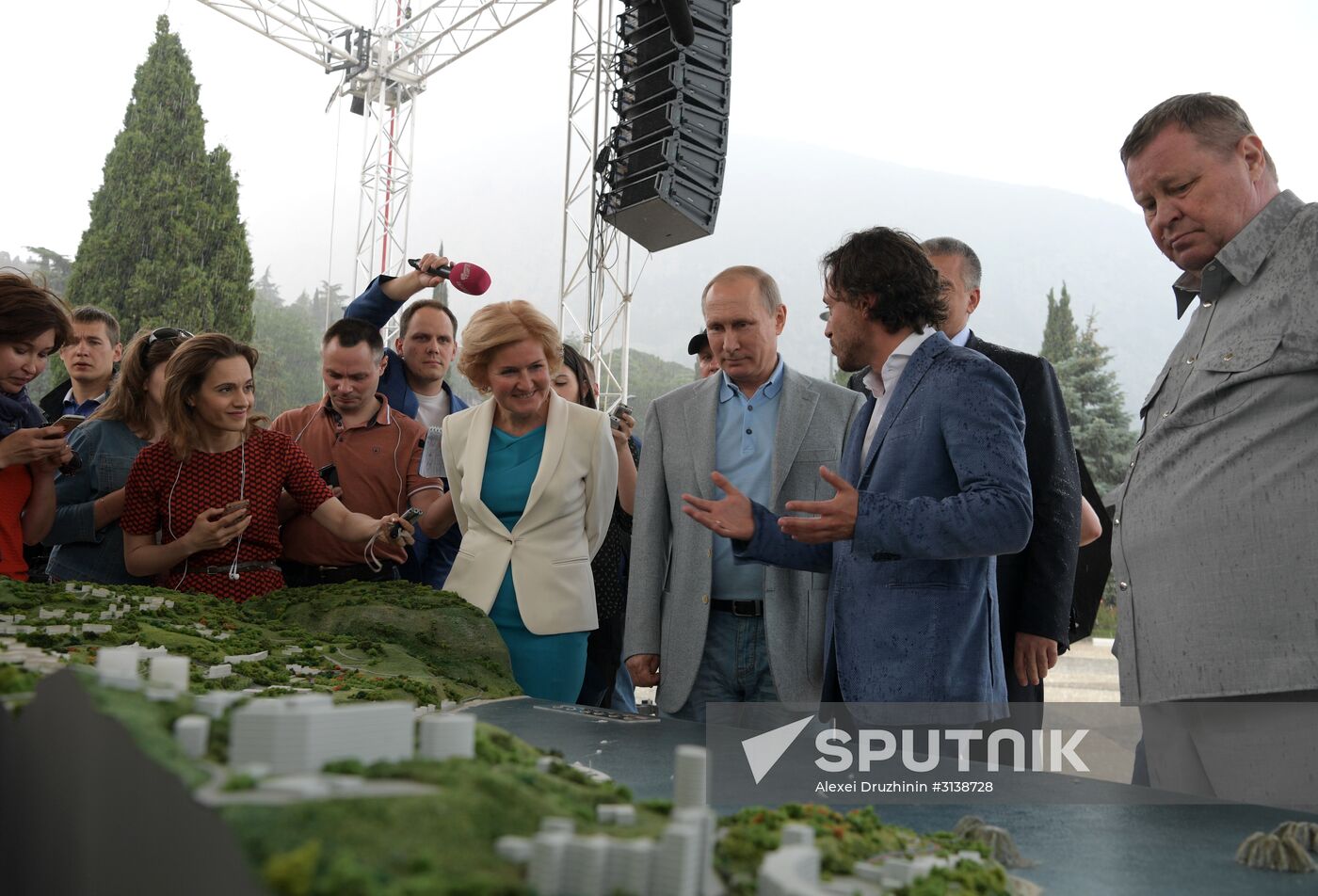 President Putin visits Artek international children's center