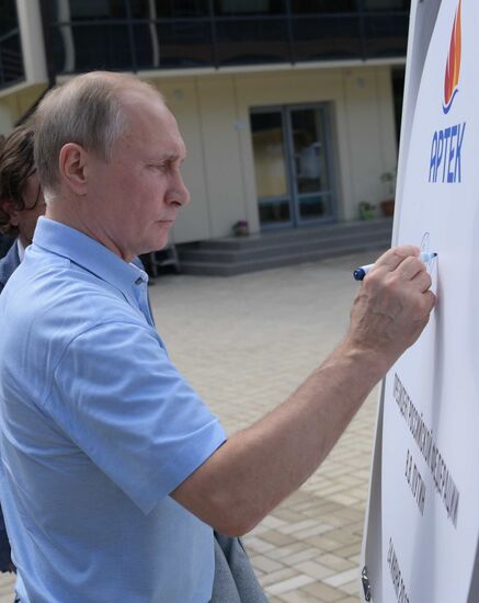President Putin visits Artek international children's center