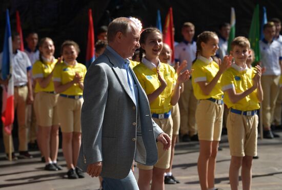 President Putin visits Artek international children's center
