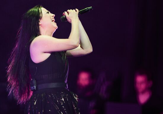 Evanescence band in concert
