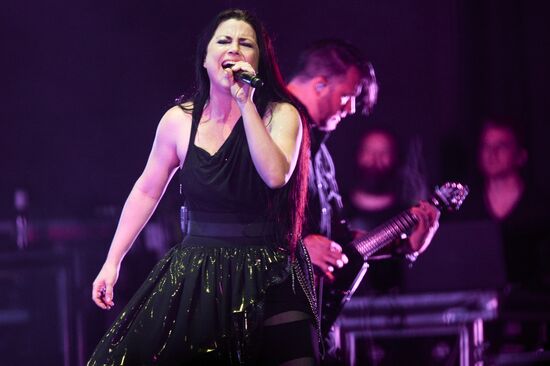 Evanescence band in concert