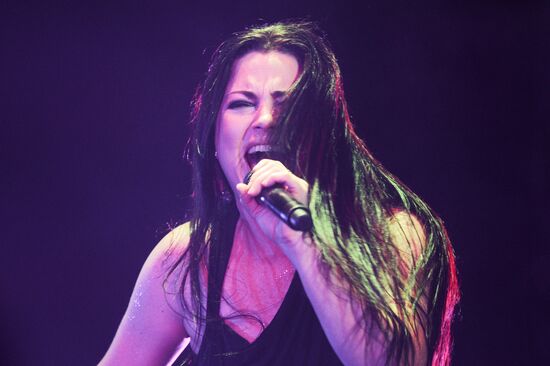 Evanescence band in concert