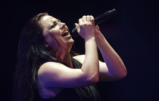 Evanescence band in concert