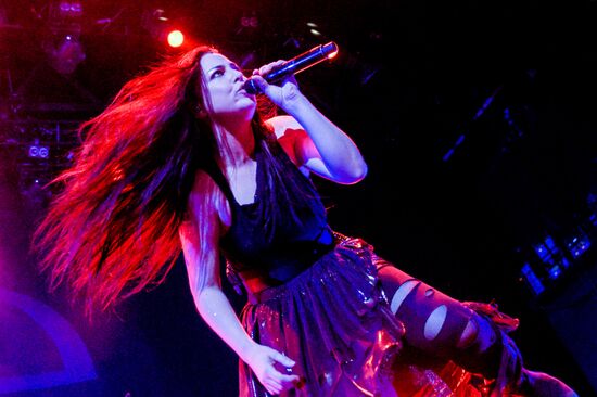 Evanescence band in concert