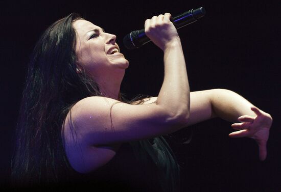 Evanescence band in concert