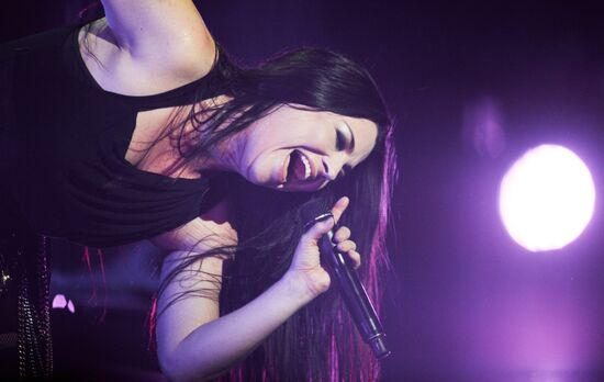 Evanescence band in concert