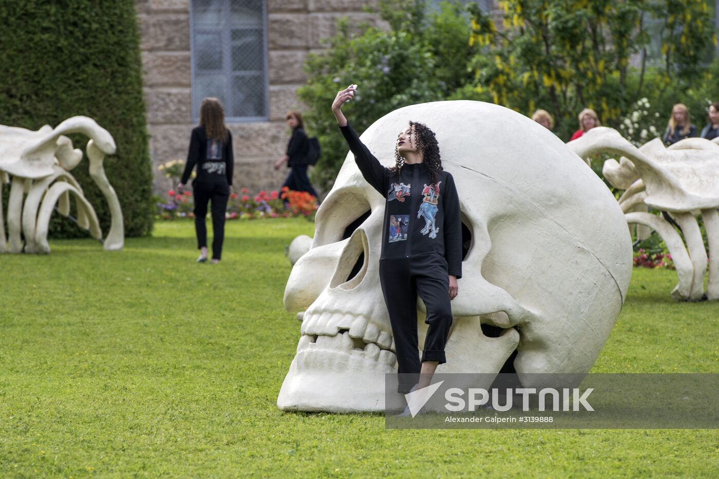"Associations" theatrical gothic fashion show in Tsarskoye Selo