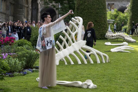 "Associations" theatrical gothic fashion show in Tsarskoye Selo