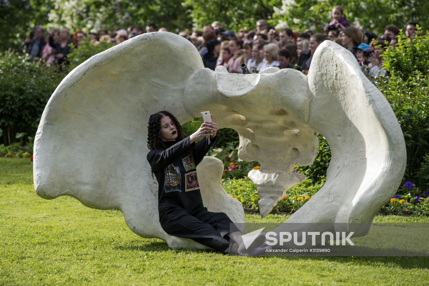 "Associations" theatrical gothic fashion show in Tsarskoye Selo