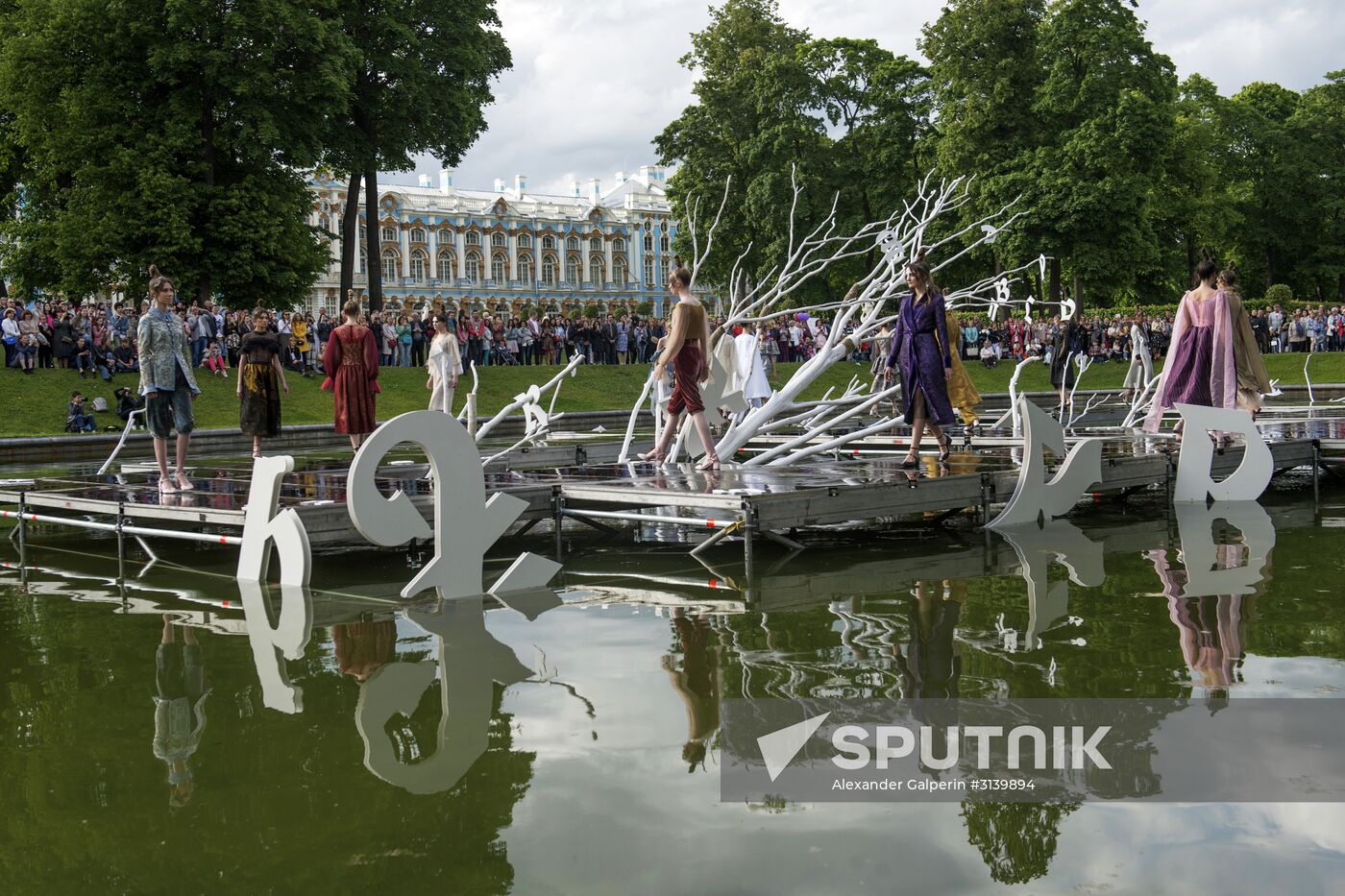 "Associations" theatrical gothic fashion show in Tsarskoye Selo