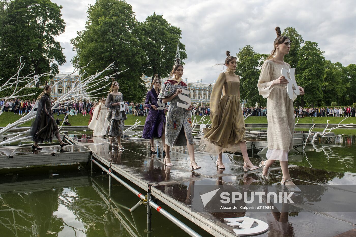 "Associations" theatrical gothic fashion show in Tsarskoye Selo