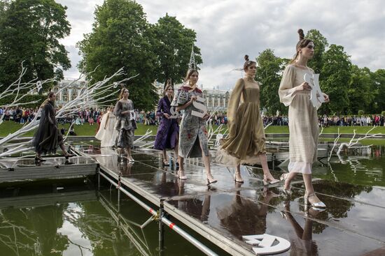 "Associations" theatrical gothic fashion show in Tsarskoye Selo