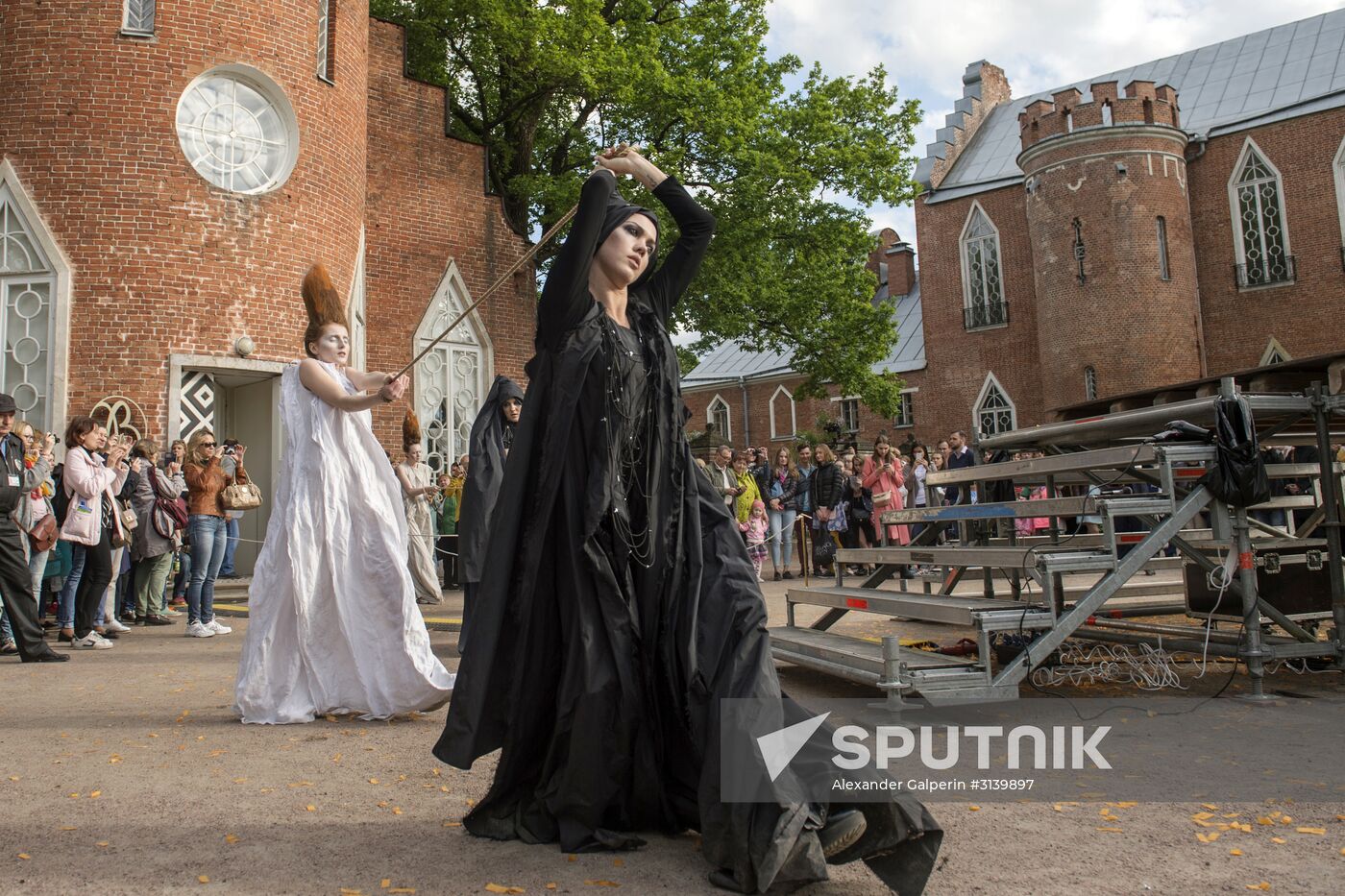 "Associations" theatrical gothic fashion show in Tsarskoye Selo