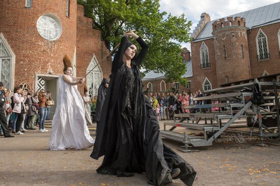"Associations" theatrical gothic fashion show in Tsarskoye Selo