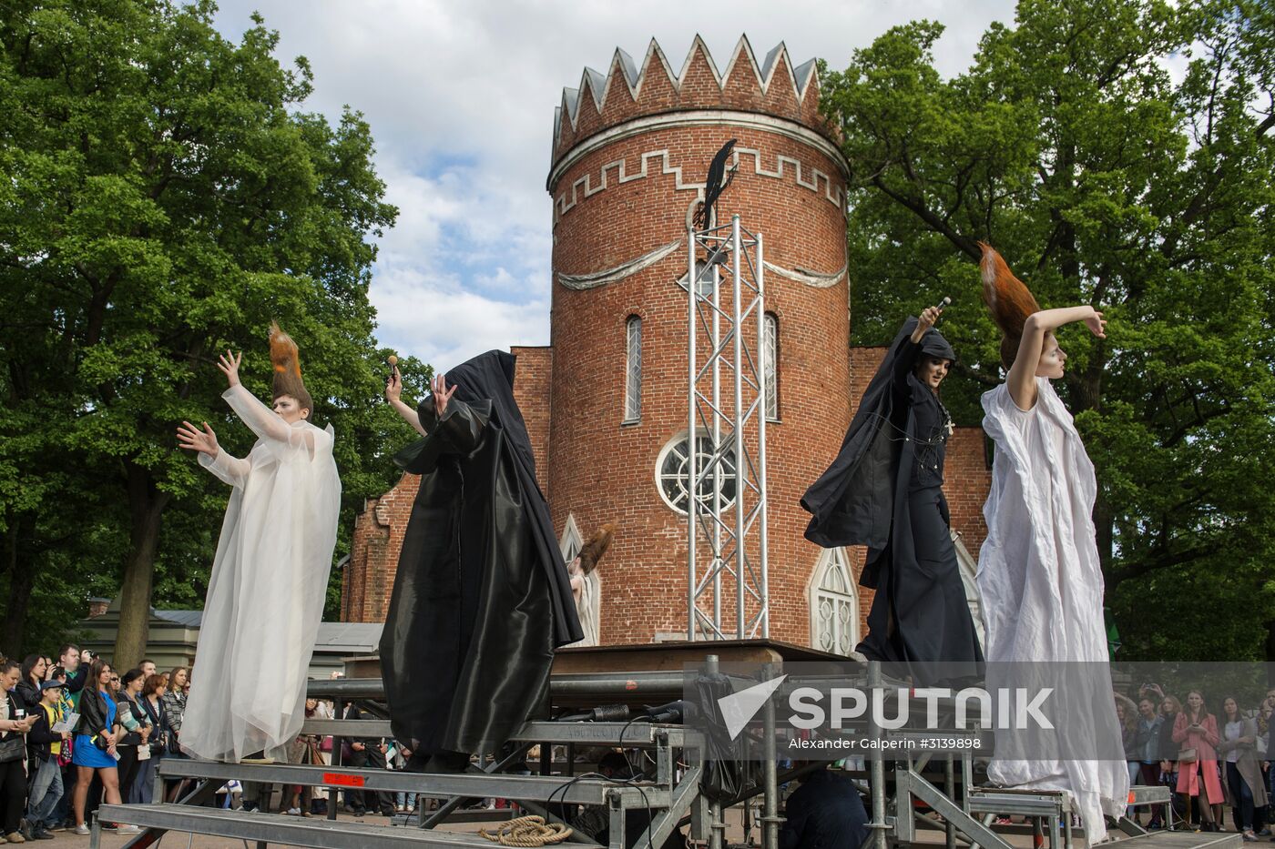 "Associations" theatrical gothic fashion show in Tsarskoye Selo
