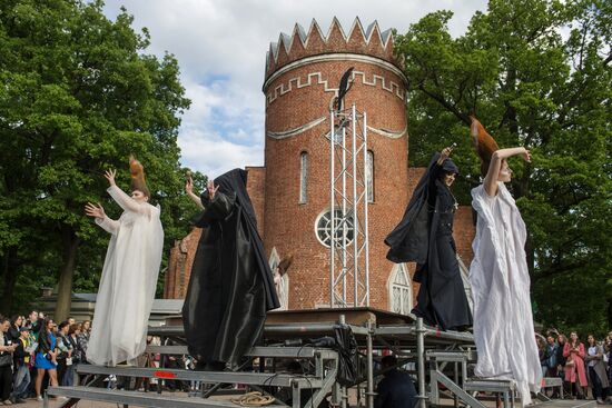 "Associations" theatrical gothic fashion show in Tsarskoye Selo