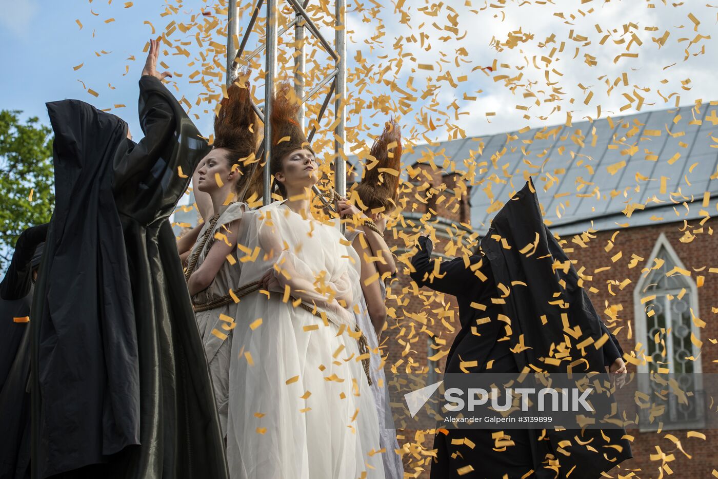 "Associations" theatrical gothic fashion show in Tsarskoye Selo